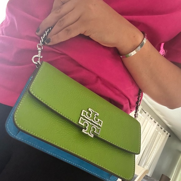 New Tory Burch BRITTEN COLOR BLOCK CHAIN WALLET W. WRISTLET WHEATGRASS - Picture 9 of 9